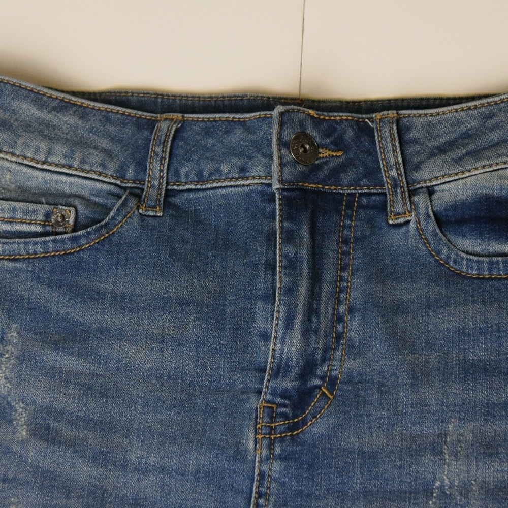 Denim Skirt with flower detail - Picture 3 of 4